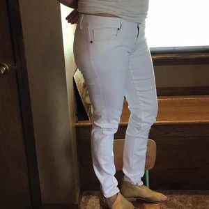 Straight white jeans 💜